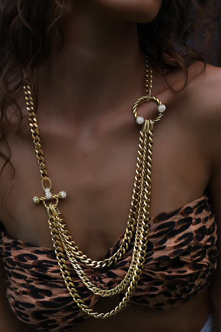 CHAIN NECKLACE WITH CRYSTAL STONE